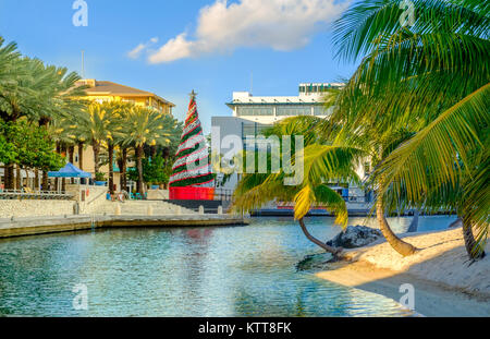 Grand Cayman, Isole Cayman, Natale a Camana Bay una moderna città sul lungomare nella regione dei Caraibi Foto Stock