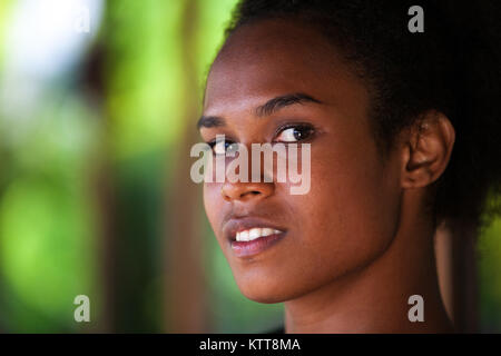 Il Melanesian pacific islander, bellissima ragazza con afro, metà profilo Foto Stock