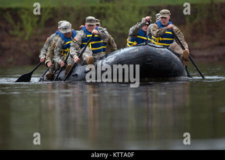 Stati Uniti Esercito Nazionale soldati di guardia e noncommissioned officers di sei nuovi Stati in Inghilterra, New Jersey e New York attraversare il fiume Delaware in una gomma di combattimento razzia imbarcazioni durante la regione 1 Concorrenza guerriero migliore concorrenza a Washington attraversando il parco storico, Pa., 26 aprile 2017. Le guardie rievoca la leggenda gen. George Washington attraversamento del fiume Delaware, avvenuta la notte del 25 dicembre-26, 1776, durante la Rivoluzione Americana ed era parte di un attacco a sorpresa contro le forze di Hesse a Trenton, N.J., del 26 dicembre, 1776. Quattordici i soldati sono in competizione nella t Foto Stock