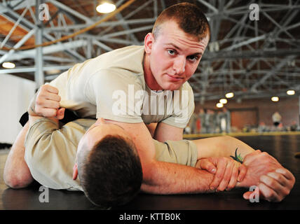 Spc. Andrew C. Wilson, fantassin assegnato al Bravo Company, 1-145th Combat Arms battaglione, dimostra il controllo laterale con la CPL. Clancy J. Smith, fantassin assegnato a Headquartes e sede società, 1-145th cabina, combatives durante la formazione presso il Camp Ravenna militare congiunta del centro di formazione, Ravenna, Ohio, Aprile 10,2011. Combatives training è una delle molte delle comuni attività di formazione circa 3.600 soldati del trentasettesimo della brigata di fanteria combattere la squadra deve completare prima dell'autunno 2011, quando iniziano a yearlong deployment in Afghanistan a sostegno dell'Operazione Enduring Freedom. (Ohio National G Foto Stock