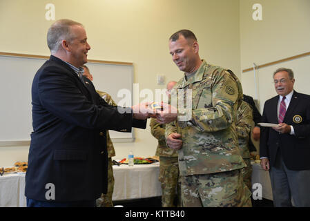 FORT TAMBURO, NY - New York Army National Guard Col. Christopher Cronin, ha preso il comando del XXVII della brigata di fanteria combattere Team, da allora Col. (Ora Brig gen.) Joseph Biehler durante una modifica formale della cerimonia di comando qui di Domenica, 21 maggio 2017. Brig. Gen. Gary Yaple, sinistra, presentando Col. Christopher Cronin con la sua fanteria blu schede di spalla per il suo abito uniforme. Fotografie di Lt. Col. Roberta Comerford, 42 ID degli affari pubblici. Foto Stock