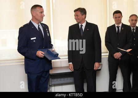 Membri del 102º e 103 Rescue squadroni della 106ª Ala di salvataggio assegnato al New York Air National Guard, sono aggiudicati la medaglia slovena per benemerenze in campo militare da parte del Presidente Borut Pahor di Slovenia il 21 maggio 2017. La cerimonia troppo luogo presso la Missione permanente della Repubblica di Slovenia ufficio alle Nazioni Unite, NY, NY per loro international rescue missione di rendere aiuto ai membri di equipaggio ferito in un esplosione a bordo della motonave Tamar che è iniziato il 24 aprile. (U.S. Air National Guard Foto di capitano Michael O'Hagan) Foto Stock