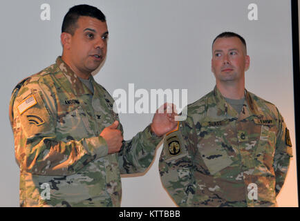 Col. John Andonie, New York esercito Guardia nazionale capo gabinetto (sinistra) parla di Michael J. Blass (destra), durante una cerimonia di promozione Blass al rango di comandante sergente in corrispondenza dello Stato di New York di divisione navali e militari in affari Latham, N.Y. il 31 maggio 2017. Blass è l'esercito senior assistant ispettore generale per il New York La Guardia Nazionale. Blass e la sua famiglia vive in Maplecrest, N.Y. (U.S. Esercito nazionale Guard foto di Master Sgt. Raymond Drumsta, XLII divisione di fanteria) Foto Stock