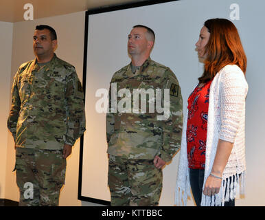 Col. John Andonie, New York esercito Guardia nazionale capo gabinetto (sinistra), Michael J. Blass (centrale), e sua moglie Laura Blass (a destra) per ascoltare la lettura dell'ordine Blass la promozione al rango di comandante sergente in corrispondenza dello Stato di New York di divisione navali e militari in affari Latham, N.Y. il 31 maggio 2017. Blass è l'esercito senior assistant ispettore generale per il New York La Guardia Nazionale. Blass e la sua famiglia vive in Maplecrest, N.Y. (U.S. Esercito nazionale Guard foto di Master Sgt. Raymond Drumsta, XLII divisione di fanteria) Foto Stock