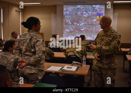 N.Y. Esercito Nazionale soldato di guardia, membro del comando Sgt. Il Mag. David Piwowarski, assegnato alla forza comune sede-N.Y., colloqui a Spc. Carmela Ruiz, da HHC 369 Supporto brigata, circa la leadership sul campo Smith Sito di formazione, Cortlandt Manor, N.Y., Luglio 8th, 2017. I soldati che stavano ricevendo un orientamento briefing per il corso. (U.S. Esercito nazionale Guard foto di PFC. Andrew Valenza) Foto Stock