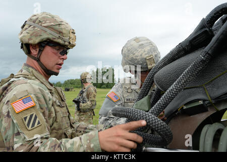 (Da sinistra) U.S. I soldati dell esercito, Staff Sgt. Dillon Wiewel e SPC. Michael Williamson, assegnato al Bravo batteria 2° Battaglione, xv campo reggimento di artiglieria, 2° Brigata Team di combattimento, fissare un M119A2 Obice sul tamburo di Fort, N.Y., Luglio 14th, 2017. Wiewel e Williamson erano in una missione di addestramento condurre aria incursioni di artiglieria. (U.S. Esercito nazionale Guard foto di PFC. Andrew Valenza) Foto Stock