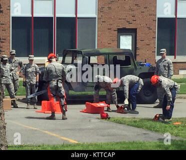 Air National Guard ingegneri condurre verifiche operative e di sicurezza prima di briefing per i detriti le operazioni di sdoganamento con la Contea di Erie Dipartimento Autostradale nei pressi di Olanda, New York seguenti tornado danni provocati dalla tempesta sulla luglio 20, 2017. Il New York Air National Guard ingegneri sono assegnati alla 107th ala attacco Ingegneria Civile Squadron, basato in Niagara Falls. Essi sono parte di 100 stati comune di Guardia Nazionale elemento di risposta per assistere i soccorritori di emergenza con gli sforzi di recupero. Un tornado toccato in Erie County nella parte occidentale dello Stato di New York, lasciando un iniziale 20.000 residenti senza pow Foto Stock