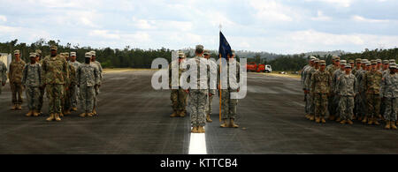 SHOALWATER BAY, Queensland, Australia - soldati del primo battaglione, sessantanovesima Reggimento di Fanteria tenere una cerimonia di premiazione in cui Stati Uniti e Australia i membri del servizio assegnato e attaccato al gruppo sono stati riconosciuti per i loro successi durante l'esercizio combinato talismano Saber, 23 luglio. Più di 700 New York Esercito Nazionale soldati di guardia trascorso 3 settimane in Australia la formazione al fianco di Australia e Nuova Zelanda i membri del servizio durante la Biennale evento di formazione. (U.S. Esercito nazionale Guard foto di Sgt. Alexander rettore) Foto Stock