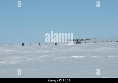 RAVEN CAMP, la Groenlandia -- Un LC-130 aeromobile da 109 Airlift Wing a Stratton Air National Guard Base, Scotia, New York, conduce a tocco e andare qui formazione Luglio 28, 2017. Raven Camp è utilizzato per la formazione di personale di volo su LC-130 operazioni su skiways. (U.S. Air National Guard foto di Master Sgt. Catharine Schmidt/rilasciato) Foto Stock