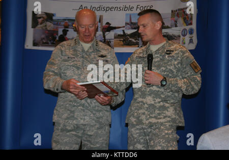 SARATOGA SPRINGS, N.Y. -- Il Mag. Gen. Patrick Murphy, destra, l'Aiutante Generale di New York La Guardia nazionale, grazie Lt. Gen. Harry Wyatt, direttore della Air National Guard, per il suo commento durante l'aiutante generale di sviluppo professionale di qui il weekend Aprile 16. Il tema del week-end di dibattiti con più di 300 Guardia Nazionale leader è stato "dello Stato di New York le forze militari...una forza Indispendible." Wyatt ha parlato della guardia nazionale del 2025 e dell'adapability degli aviatori e soldati per far fronte alle sfide del cambiamento. Foto di Lt. Col. Richard Goldenberg, 42nd Infan Foto Stock