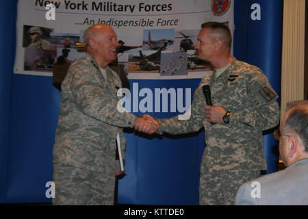 SARATOGA SPRINGS, N.Y. -- Il Mag. Gen. Patrick Murphy, destra, l'Aiutante Generale di New York La Guardia nazionale, grazie Lt. Gen. Harry Wyatt, direttore della Air National Guard, per il suo commento durante l'aiutante generale di sviluppo professionale di qui il weekend Aprile 16. Il tema del week-end di dibattiti con più di 300 Guardia Nazionale leader è stato "dello Stato di New York le forze militari...una forza Indispendible." Wyatt ha parlato della guardia nazionale del 2025 e dell'adapability degli aviatori e soldati per far fronte alle sfide del cambiamento. Foto di Lt. Col. Richard Goldenberg, 42nd Infan Foto Stock