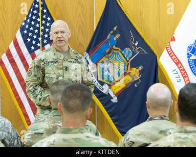 Stati Uniti Comando Esercito Sgt. Principali David Piwowarski, i soldati senior advisor per il New York Army National Guard, parla alla classe di laurea 17-001 di Fante avanzate del Corso di Leadership nel corso di una cerimonia presso il primo battaglione, 106ª Reggimento regionale istituto di formazione, Camp Smith Sito di formazione 25 agosto 2017. (Foto di U.S. Esercito nazionale del personale di guardia Sgt. Michael Davis) Foto Stock