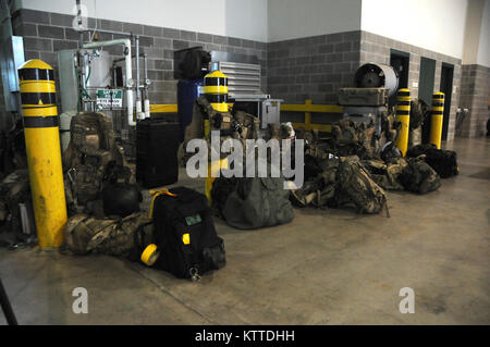 New York Air National Guard 106ª Rescue ala ingranaggio pararescuemen siede preparati e missione pronto all esercito di Fort Hood in Texas, 27 agosto 2017. 106ª equipaggi apparecchiature di volo specialisti preparati la marcia a sostegno della 106ª Pararescuemen. (U.S. Air National Guard foto di Airman 1. Classe Daniel H. Farrell) Foto Stock