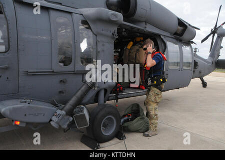 Air Force Tech. Sgt. James Dougherty, un pararescuemen con il New York Air National Guard la 106ª Salvataggio dell'ala 103 Squadrone di salvataggio, regola la sua comunicazione auricolare a Fort Hood in Texas, 28 agosto 2017. Dougherty e 103 pararescumen sono che operano al di fuori di tre HH-60s su Houston durante l'uragano Harvey lo sforzo di risposta. (U.S. Air National Guard foto di Airman 1. Classe Daniel H. Farrell) Foto Stock