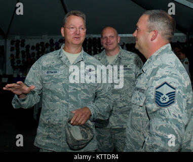 Il Maggiore Generale Antonio tedesco, l'Aiutante Generale di New York, colloqui con Airman della 174ma parafango attacco durante una visita a New York Air National Guard presentano al New York State Fair a Siracusa, N.Y. su agosto, 31, 2017. La mostra include un display di attrezzature utilizzate dalla Air Force delle forze di sicurezza, armi inerti, meteorologia, attrezzature e il mockup di una stazione di controllo di terra usato per controllare il MQ-9 pilotato a distanza di aeromobili. Stati Uniti Air National Guard foto di Master Sgt. Lillque Ford. Foto Stock