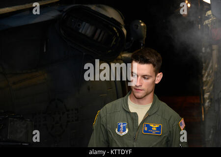 Senior Airman Ryan Stanich, un loadmaster si prepara a offload due HH-60 Pave Hawk elicotteri a Muniz Air National Guard Base, San Juan, Puerto Rico sett. 7, 2017. I due New York Air National Guard unità hanno lavorato insieme per rispondere alle uragano Irma nei Caraibi, a meno di una settimana dopo le due unità hanno risposto al uragano Harvey insieme. (U.S. Air Force photo by Staff Sgt. Julio A. Olivencia Jr.) Foto Stock