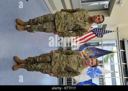 New York Esercito Nazionale soldato di guardia Il Mag. AshLee Coye, forza comune sede servizi per il personale e di mobilitazione Branch Chief, sorge all attenzione con Col. John Andonie, New York esercito Guardia nazionale capo del personale, alla sua cerimonia di promozione in Latham, N.Y. , Il 12 settembre 2017. (U.S. Esercito nazionale Guard foto di Capt. Jean Marie Kratzer) Foto Stock