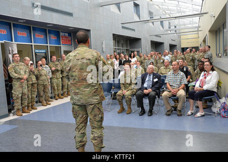 Col. John Andonie, New York esercito Guardia nazionale capo del personale, risolve una folla di co-lavoratori prima il Mag. AshLee Coye, cerimonia di promozione in Latham, N.Y., Settembre 12, 2017. (U.S. Esercito nazionale Guard foto di Capt. Jean Marie Kratzer) Foto Stock