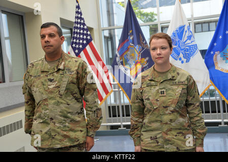 New York Esercito Nazionale soldato di guardia Il Mag. AshLee Coye, forza comune sede servizi per il personale e di mobilitazione Branch Chief, sorge all attenzione con Col. John Andonie, New York esercito Guardia nazionale capo del personale, alla sua cerimonia di promozione in Latham, N.Y. , Il 12 settembre 2017. (U.S. Esercito nazionale Guard foto di Capt. Jean Marie Kratzer) Foto Stock