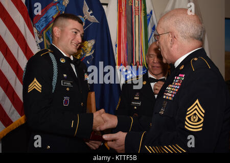 N.Y. Esercito Nazionale soldato di guardia Sgt. Mitchell Stogel, assegnato al plotone Scout, 1° Battaglione, sessantanovesima fanteria, riceve un gettone onorario dall'associazione dell'esercito degli Stati Uniti(AUSA) dal comando Sgt. Il Mag. (Pensionati) Robert van Pelt, a ausa soldato cena di riconoscimento, in Albany, N.Y., Sett. 23, 2017. Stogel ha ricevuto questo premio per i suoi successi come un NCO in N.Y. Esercito nazionale di protezione. (N.Y. Esercito nazionale Guard foto di PFC. Andrew Valenza) Foto Stock