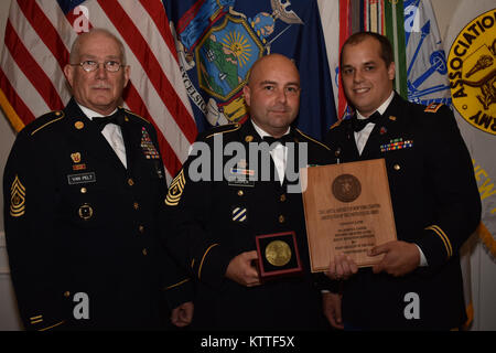 N.Y. Esercito Nazionale soldato di guardia prima Sgt. Joseph Cooper riceve il primo sergente dell'anno e selezionatore del premio di anno, presso l'associazione dell'esercito degli Stati Uniti(AUSA) Soldato cena di riconoscimento, in Albany, N.Y., Sett. 23, 2017. Soldati dell'Albany Battaglione di reclutamento ha ricevuto riconoscimenti per i loro contributi alla N.Y. Esercito nazionale di protezione. (N.Y. Esercito nazionale Guard foto di PFC. Andrew Valenza) Foto Stock