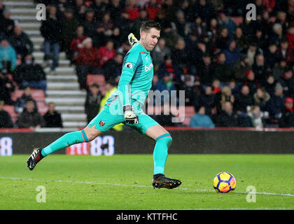 Adrian, portiere del West Ham, prende un calcio d'obiettivo durante la partita della Premier League al Vitality Stadium di Bournemouth. PREMERE ASSOCIAZIONE foto. Data immagine: Martedì 26 dicembre 2017. Vedi PA storia CALCIO Bournemouth. Il credito fotografico deve essere: Mark Kerton/PA Wire. RESTRIZIONI: Nessun utilizzo con audio, video, dati, elenchi di apparecchi, logo di club/campionato o servizi "live" non autorizzati. L'uso in-match online è limitato a 75 immagini, senza emulazione video. Nessun utilizzo nelle scommesse, nei giochi o nelle pubblicazioni di singoli club/campionati/giocatori. Foto Stock