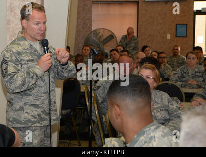 Master Chief Sgt. Brian A. Mosher, 106ª Ala di salvataggio chief arruolato manager, introduce Chief Master Sgt. Harold L. Hutchison, capo del comando del North American Aerospace Defense Command e U.S. Comando Nord, durante un arruolato tutti-chiamata a New York La Guardia Nazionale di soccorso 106ª Ala in Westhampton Beach, a New York il 3 ottobre 2017. (U.S. Air National Guard foto di Airman 1. Classe Daniel H. Farrell) Foto Stock