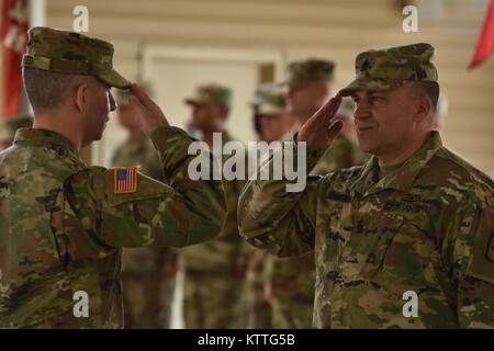 N.Y. Esercito Nazionale soldato di guardia Il Mag. Bryan Reed, il comandante delle truppe dell'Ingegnere 204th battaglione, saluta il comando Sgt. Il Mag. Anthony Giamberdino a prendere il suo posto in un cambiamento della formazione di comando, a Johnson City, N.Y., Ottobre 15, 2017. Durante questa cerimonia, l'Ingegnere 204th battaglione avrebbe ricevuto un nuovo comandante, mentre l'uno in uscita, Lt. Col. Christopher Guimette stava preparando per partecipare al War College. (N.Y. Esercito nazionale Guard foto di Spc. Andrew Valenza) Foto Stock