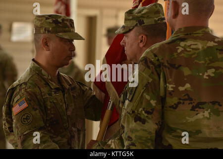 (Da sinistra) N.Y Esercito Nazionale soldato di guardia, Lt. Col. Ala Yu, comandante dell'Ingegnere 204th battaglione, restituisce il flag per il comando Sgt. Il Mag. Anthony Giamberdino a Johnson City, N.Y., Ottobre 15, 2017. Questa è la parte finale di un cambiamento nel comando cerimonia, riportando il flag per il battaglione di sicuro. (N.Y. Esercito nazionale Guard foto di Spc. Andrew Valenza) Foto Stock