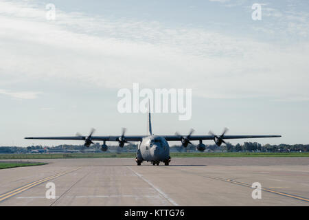 Un WC-130 dal 156Airlift Wing, Muñiz Air National Guard Base, Puerto Rico, qui arriva a Niagara Falls riserva d'aria stazione per caricare il carico da consegnare a Puerto Rico, NFARS, N.Y., Ottobre 19, 2015. Il carico è di andare con 125 membri dell'Ingegnere 152Support Company, New York Esercito Nazionale Guardia a lavorare su cose come la rimozione di detriti e di ripristinare le linee di comunicazione per portare aiuti in su andando Hurricane Relief. (Air National Guard photo by Staff Sgt. Ryan Campbell) Foto Stock