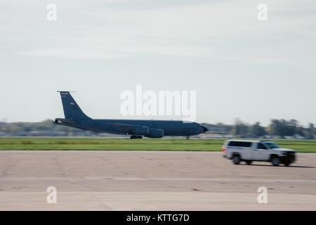 Una KC-135 Stratotanker dal 157th Air Refuelling Wing, Pease Air National Guard Base, New Hampshire Air National Guard, si diparte a Puerto Rico, Niagara Falls riserva d'aria Stazione, N.Y., Ottobre 19, 2015. 125 membri dell'Ingegnere 152Support Company, New York Army National Guard, stanno distribuendo a Puerto Rico con attrezzature pesanti per lavorare su cose come la rimozione di detriti e di ripristinare le linee di comunicazione per portare aiuti in su andando Hurricane Relief. (Air National Guard photo by Staff Sgt. Ryan Campbell) Foto Stock