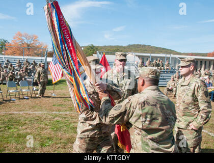 Lt. Col. Seth L. Morgulas, comandante uscente della 369 truppe speciali battaglione (STB), riceve il battaglione di colori dal Master Sgt. Israele Mahadeo durante un cambiamento di cerimonia di comando a Camp Smith, NY, 22 ottobre 2017. Il STB 369 ha restituito questa estate da una fortunata 9 mese la distribuzione per il Medio Oriente. (US Army foto di Sgt. Jeremy Bratt) Foto Stock