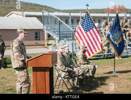 Lt. Col. Seth L. Morgulas, comandante uscente della 369 truppe speciali battaglione, risolve la formazione durante i 369 truppe speciali battaglione (STB) Modifica del comando cerimonia al Camp Smith, NY, 22 ottobre 2017. Il Mag. Todd M. Balog ha assunto il comando del battaglione durante la cerimonia. Il STB 369 ha restituito questa estate da una fortunata 9 mese la distribuzione per il Medio Oriente. (US Army foto di Sgt. Jeremy Bratt) Foto Stock