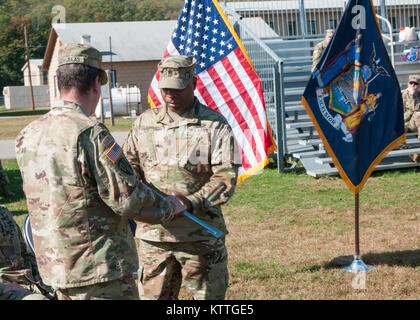 Lt. Col. Seth L. Morgulas, comandante uscente della 369 truppe speciali battaglione, presenta una sciabola al comando Sgt. Il Mag. Andrew H. Lampkins durante la 369 truppe speciali battaglione (STB) Modifica del comando cerimonia al Camp Smith, NY, 22 ottobre 2017. Il STB 369 ha restituito questa estate da una fortunata 9 mese la distribuzione per il Medio Oriente. (US Army foto di Sgt. Jeremy Bratt) Foto Stock