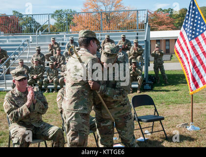 Lt. Col. Seth L. Morgulas, comandante uscente della 369 truppe speciali battaglione, presenta una sciabola al comando Sgt. Il Mag. Andrew H. Lampkins durante la 369 truppe speciali battaglione (STB) Modifica del comando cerimonia al Camp Smith, NY, 22 ottobre 2017. Il STB 369 ha restituito questa estate da una fortunata 9 mese la distribuzione per il Medio Oriente. (US Army foto di Sgt. Jeremy Bratt) Foto Stock