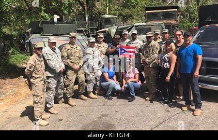 I soldati assegnati al New York Army National Guard 442nd della Polizia Militare azienda fare amici ar una distribuzione alimentare sito in Florida, Puerto Rico, con mayoral staff, membri della protezione nazionale di Puerto Rican e la protezione dello stato di Puerto Rico.soldati assegnato all'442nd Polizia Militare azienda ha distribuito a Puerto Rico per fornire protezione e assistenza nelle operazioni di soccorso in seguito all'uragano Maria. Foto Stock