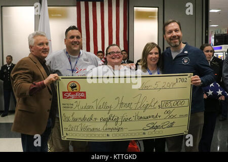 Executive Officers di Hudson Valley onore di volo (HVHF) ricevono una donazione da ShopRite rappresentanti Novembre 4, 2017 a Stewart International Airport, Newburgh, NY. La Hudson Valley onore volo è una organizzazione senza scopo di lucro che offre voli per i veterani di Washington D.C., per visitare i Memoriali che farle onore. Nella foto (L-R) sono ShopRite Presidente Brett ala, HVHF presidente Frank Kimler, HVHF Direttore Esecutivo Beth Vought HVHF, coordinatore della sicurezza Jennifer DeFRancesco e ShopRite vicepresidente delle operazioni Tom Urtz. (U.S. La Guardia Nazionale foto di Master Sgt. Lee C. Guagenti) Foto Stock