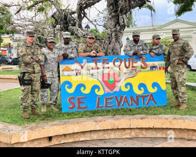 I soldati assegnati al New York Army National Guard 442nd della Polizia Militare società del terzo plotone, che sono anche membri del New York City del Dipartimento di Polizia di posa per una foto di gruppo durante una missione su l'isola di Vieques, Puerto Rico per il 26 ottobre. La società ha distribuito più di 120 soldati a Puerto Rico per condurre missioni di sicurezza dopo il passaggio dell uragano Maria. Foto Stock