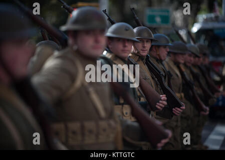 Reenactors storico che rappresenta i soldati e marines durante la Prima Guerra Mondiale marzo durante il New York City veterani parata del giorno nov. 11, 2017. Questo anno la United States Air Force è stato onorato come "Featured servizio" durante la parata. Con più di 40.000 partecipanti, il New York City veterani parata del giorno è il più grande dei veterani evento giorno negli Stati Uniti. Air National Guard Photo by Staff Sgt. Christopher S. Muncy Foto Stock