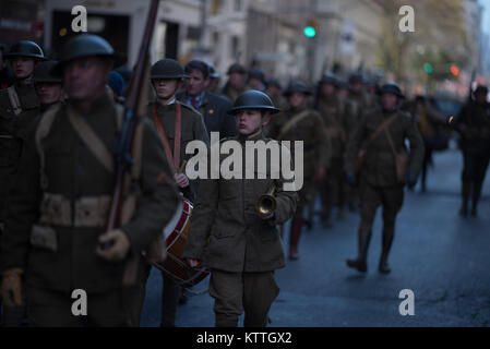 Reenactors storico che rappresenta i soldati e marines durante la Prima Guerra Mondiale marzo durante il New York City veterani parata del giorno nov. 11, 2017. Questo anno la United States Air Force è stato onorato come "Featured servizio" durante la parata. Con più di 40.000 partecipanti, il New York City veterani parata del giorno è il più grande dei veterani evento giorno negli Stati Uniti. Air National Guard Photo by Staff Sgt. Christopher S. Muncy Foto Stock