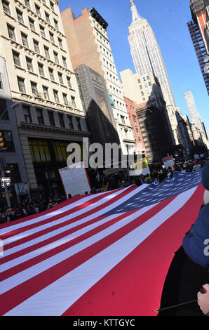 Nel novembre 11th, 2017, i soldati della New York Army National Guard e il New York Stato di guardia forza di difesa hanno marciato in annuale di New York City in America i veterani della parata del giorno lungo la Quinta Avenue in New York City. Il Grand Marshal di questo anno è stato il leggendario astronauta Buzz Aldrin, che ha servito negli Stati Uniti Air Force e fu il secondo uomo sulla luna, il pilotaggio dell'Apollo 11 e a seguito di Neil Armstrong sulla superficie lunare nel 1969. Foto di Cpt Mark Getman, New York Stato di guardia forza di difesa. Foto Stock