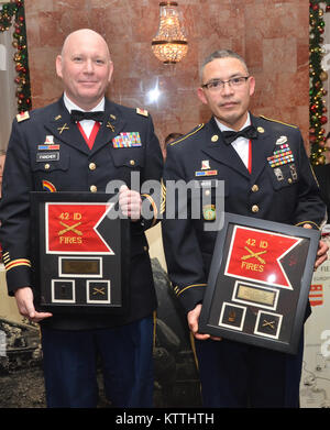 New Windsor, NY - la sera del 8 dicembre 2017 il New York Army National Guard 1° Battaglione campo 258th Reggimento di Artiglieria comandata da LTC Peter Mehling, hanno tenuto la loro annuale di Santa Barbara la sfera e la cerimonia di premiazione. L' onorevole Ordine di Santa Barbara Award è stato assegnato al capitano Adam Connolly, attualmente assegnato all'esercito di NY la Guardia Nazionale xlii Fanteria "Arcobaleno" come il Comune di Massa aria centro di integrazione (JAGIC) Capo. Il premio riconosce il servizio eccezionale da campo soldati di artiglieria del campo 258 Reggimento di Artiglieria e link il campo artiglieri del passato e del presente t Foto Stock