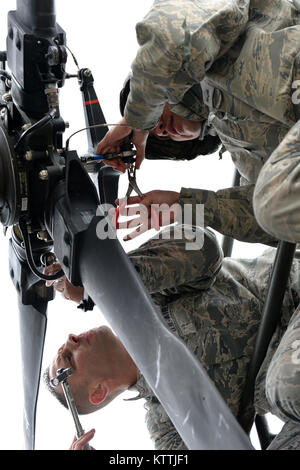 Air Force Master Sgt. Scott Hnetinka e Senior Airman Steven Vargas, 106ª Gruppo di manutenzione, montare un rotore di coda di Giugno 11, 2016 a Amari Air Base, Estonia durante il dispiegamento di un U.S. Air Force HH-60 Pave Hawk elicottero come parte di Saber Strike 16. Saber Strike è una multinazionale di esercizio per le prove di funzionalità dei vari aspetti delle forze armate interessate. (U.S. Air National Guard foto/Staff Sgt. Blake Mize) Foto Stock