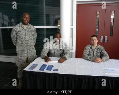 STONY Brook, New York- i membri della 106ª Rescue Wing assiste con la registrazione e distribuzione di disaster prepardness materiale . Il xx settembre per una giornata che si è tenuta a Stony Brook University. La Lecture incluse informazioni su come la popolazione civile è in grado di preparare loro stessi e le loro famiglie per calamità naturali e di contribuire a mitigare la vita minacciando le emergenze in attesa per le autorità ad arrivare. Le lezioni si è conclusa con un certificato e prenota borse di primo aiuto materiale che viene dato a ciascuno degli Stati che hanno partecipato. Questo è stato a New York Stato vasta iniziativa dall'ufficio del governatore per t Foto Stock