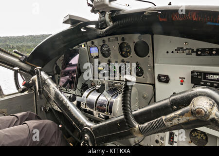 Il cockpit di un vecchio de Havilland Canada DHC-3 Otter idrovolante preparando per il decollo dal lago Beluga idrovolante base in Omero, Alaska. Foto Stock