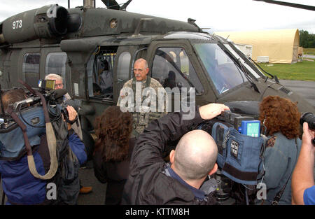 LATHAM - Chief Warrant Officer Steven Derry,l'ultimo Vietnam era pilota di elicottero in New York Army National Guard, parla ai membri dell'Albany premere corps seguendo il suo ultimo volo ufficiale come un esercito aviation pilota su Giugno 14. Derry, a Corinto, N.Y. residente e membro del 3° Battaglione, 142th assalto battaglione in elicottero ha iniziato la formazione come un progetto pilota nel 1969 e servito in Veitnam nel 1970-71. Foto Stock