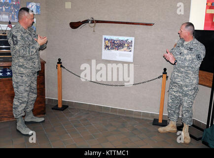 Da sinistra a destra. Master Chief Sgt. Richard D. re, capo del Comando Comandante Sergente, New York Air National Guard e il comando Sgt. Il Mag. Frank stoppini, New York La Guardia Nazionale il comando Sergente Maggiore, presente una replica esatta di un originale 1636 Newtowne moschetto utilizzato dalla milizia del Massachusetts dopo la colonia ha emanato il suo primo charter a Dic. 13, 1636 che stabilisce formalmente della milizia per la visualizzazione nella Hall di New York forza comune sede Latham, NY, Dic 13, 2012. Come numero 11 di 375, moschetto è stato acquistato con la generosa donazione di New York Esercito e Air National Guard Se Foto Stock