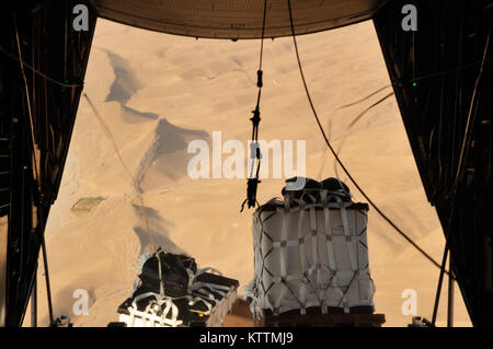 I pallet caricati con i tanto necessari materiali di consumo scenda al di fuori del retro di un C-130 Hercules sul loro modo ad una marcia di avanzamento base operativa in provincia Oruzgan, Afghanistan, 22 giugno. Due C-130s, uno dall'Alaska Air National Guard e uno da New York Air National Guard, eseguita la formazione di airdrop. Airdrops contribuire a mitigare il rischio del trasporto di forniture tramite il convoglio. Foto Stock