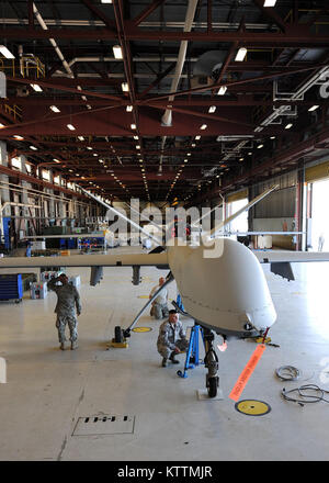 Membri della 174esima squadrone manutenzione lavoro su uno dei nuovi MQ-9 Mietitori a Wheeler-Sack Army Air Field a Ft. Tamburo NY, il 30 giugno 2011. Il 30 giugno 2011 a circa 1400 ore un MQ-9 Reaper taxied lungo l esercito Wheeler-Sack campo aria linea di volo, tenendo le unità primi passi in volo con successo il MQ-9 Reaper dal suo distacco a Ft. Tamburo, Watertown, NY. (US Air Force foto di Tech. Sgt. Chiamata) Foto Stock