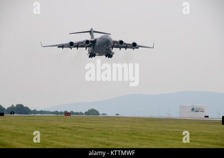 STEWART ANGB, Newburgh, N.Y. - Il primo C-17 Globemaster III assegnato per il 105° Airlift Wing arriva a Stewart International Airport sulla luglio 18, 2011. (U.S. Air Force Foto di Tech. Sgt. Michael R. OHalloran)(rilasciato) Foto Stock